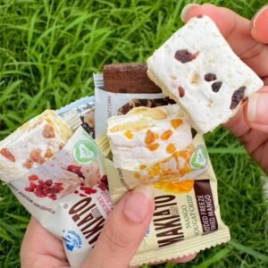 Twinfish Makiato Strawberry Nougat Crisp (150g)